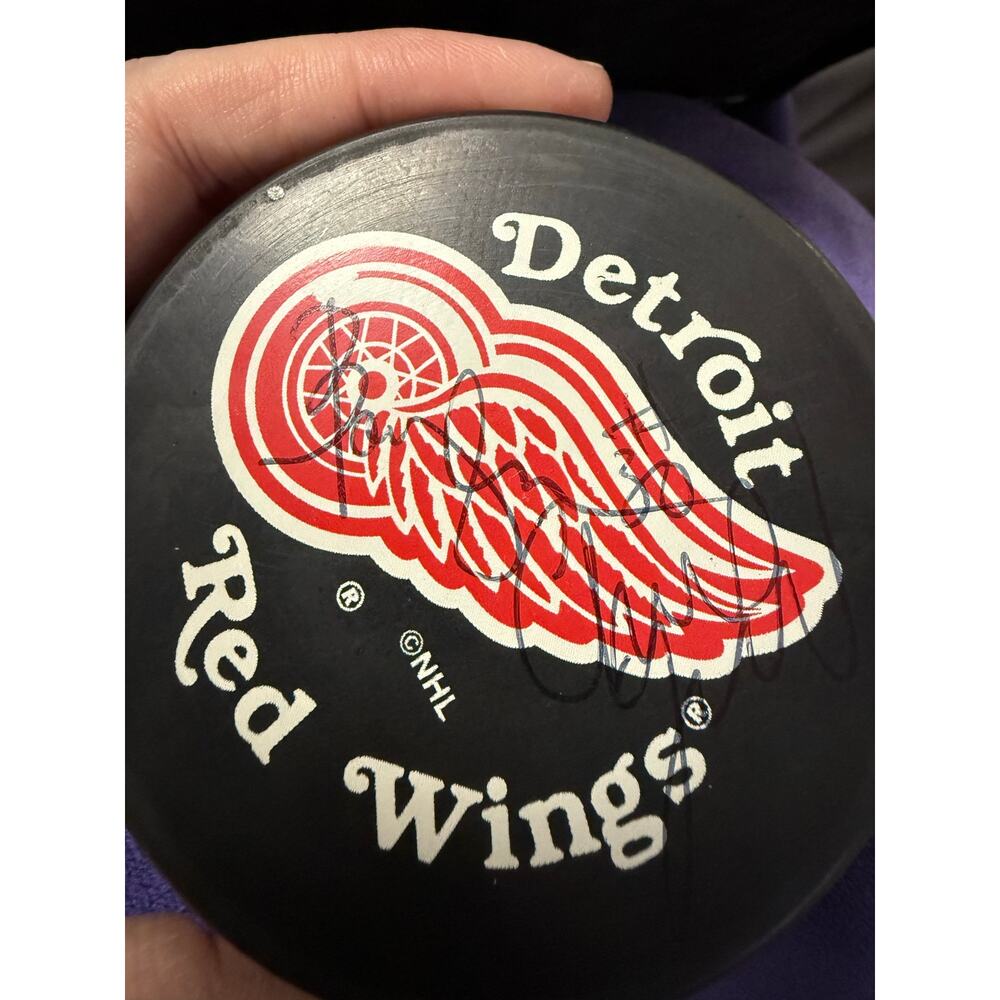 Detroit Red Wings Multi Signed Hockey Puck Osgood Fedorov Devereaux not verified